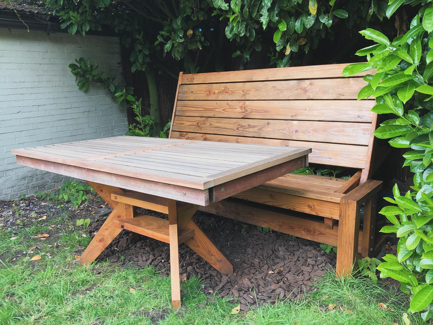 Eindelijk een mooi weersbestendig tafelblad op het, in hoogte verstelbare, onderstel wat ik vorig jaar gemaakt heb…
