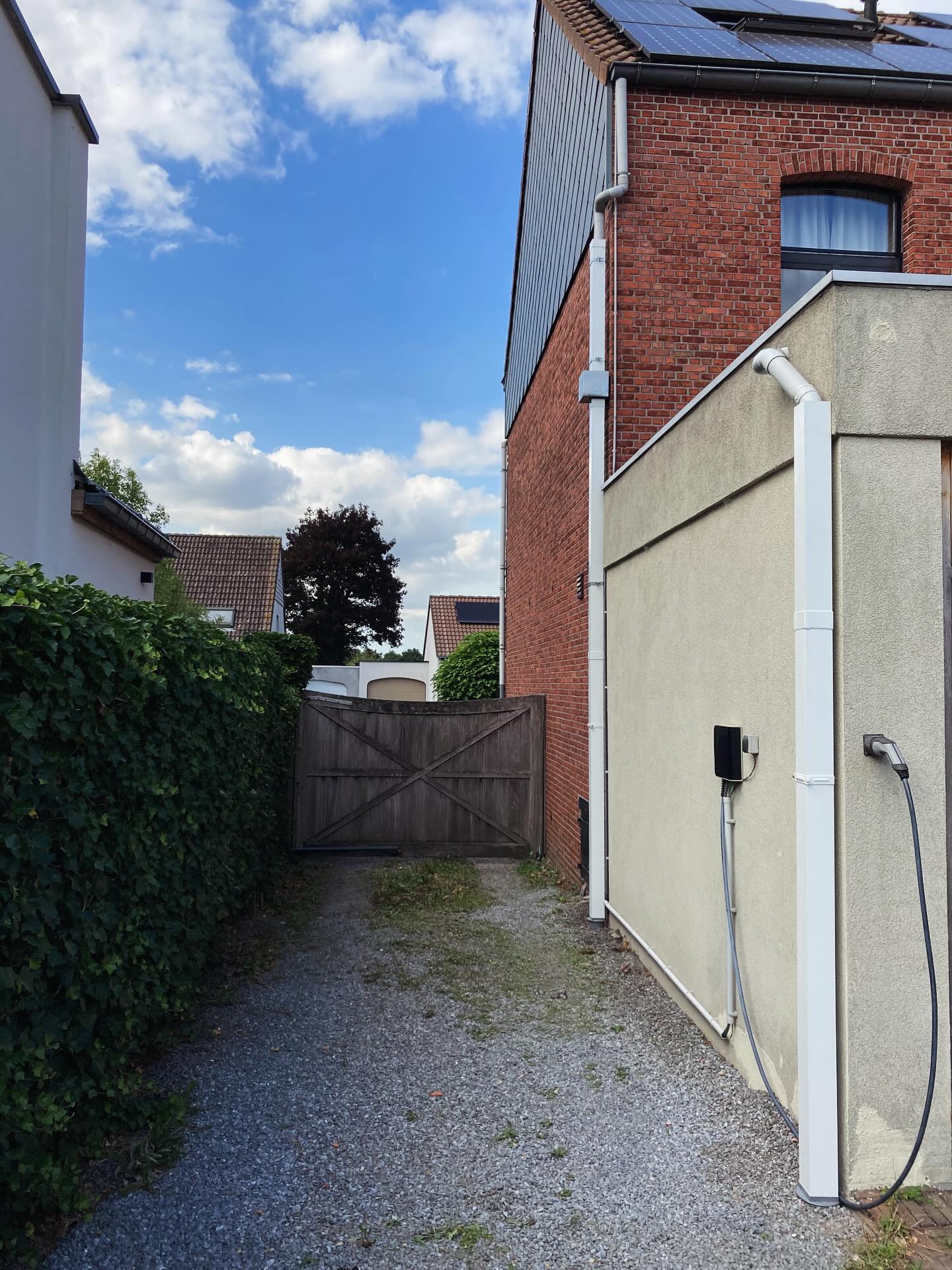 Rekta Ligno goes metal again. Nieuwe 2e hands vierkante aluminium regenpijpen geplaatst. #klusjetussendoor